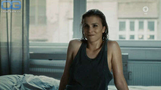 Aylin Tezel preview